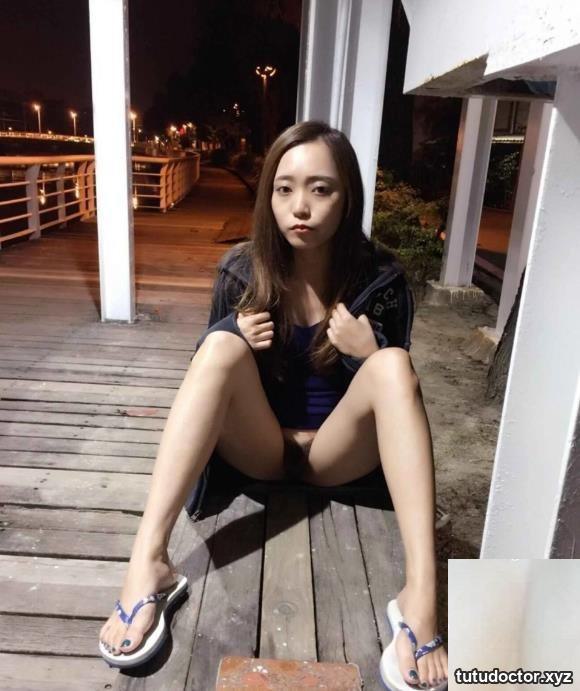 Beautiful girl taking the initiative to eat cock · photo 4 of 25