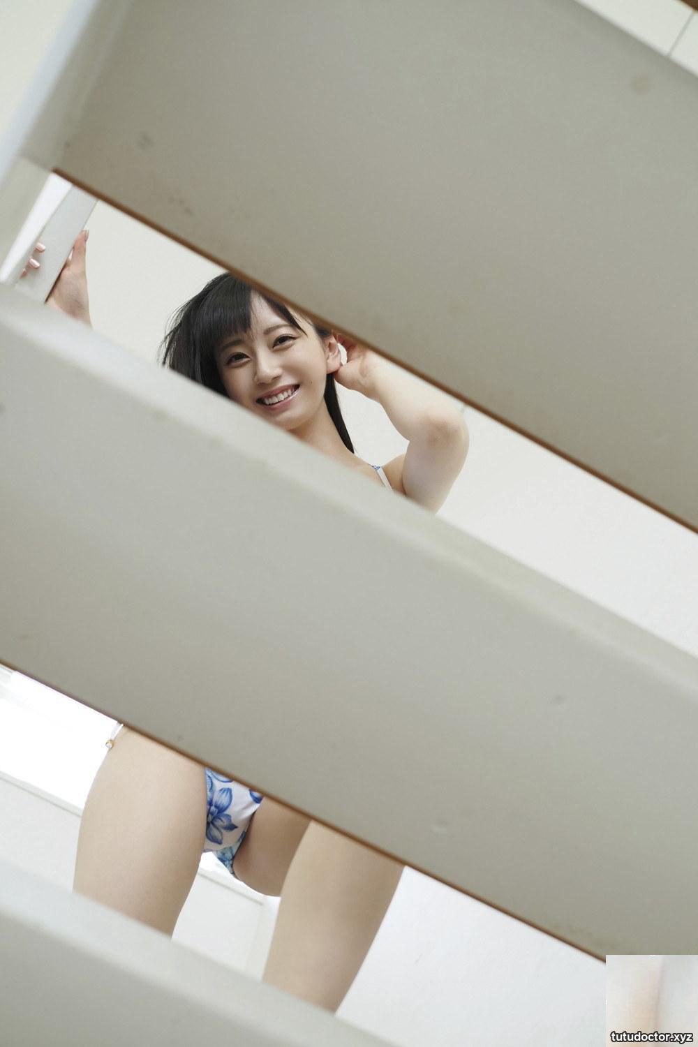 The hot girl was surprised to see that the shape of the bodice · photo 19 of 51