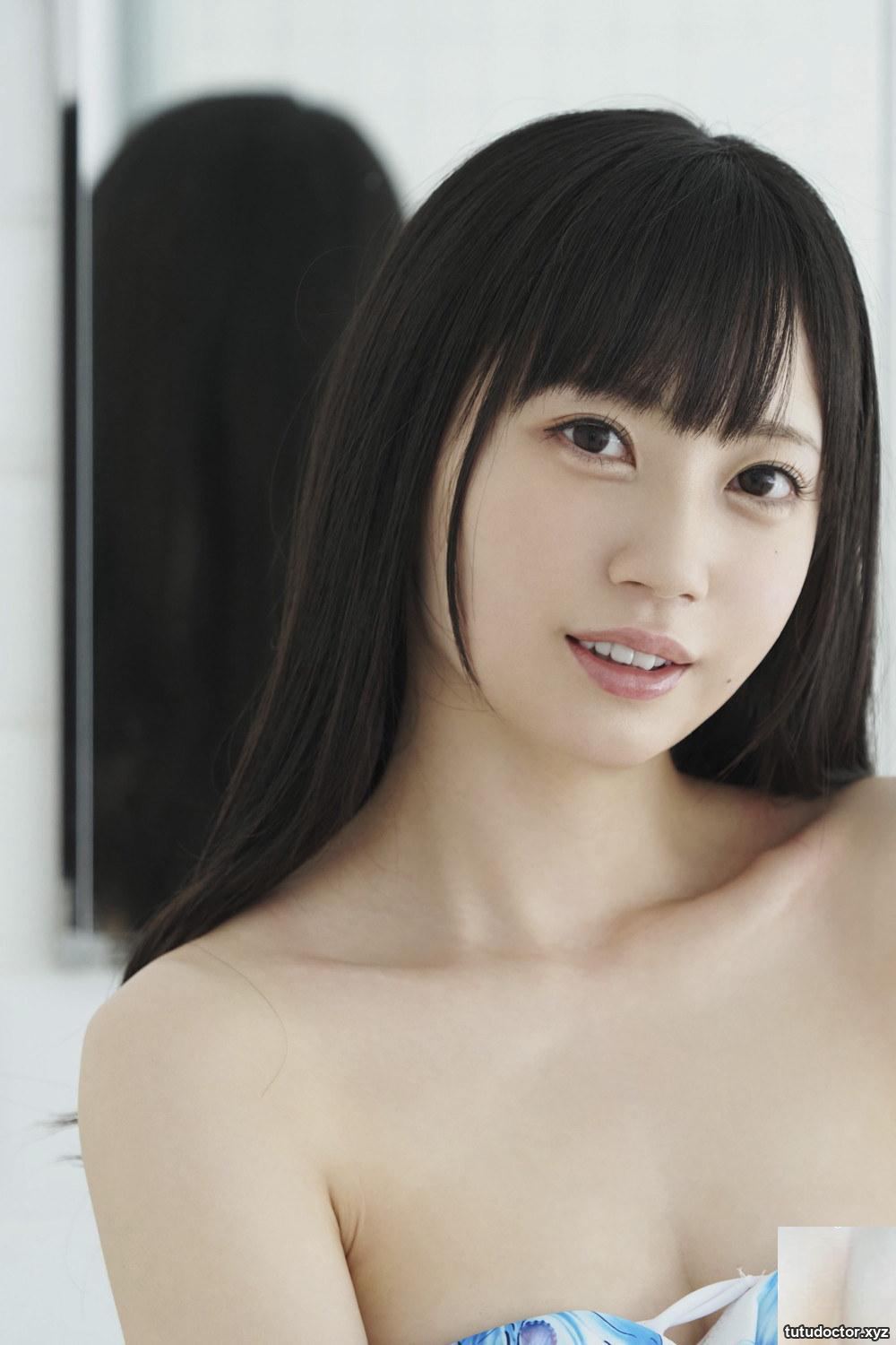 The hot girl was surprised to see that the shape of the bodice · photo 30 of 51
