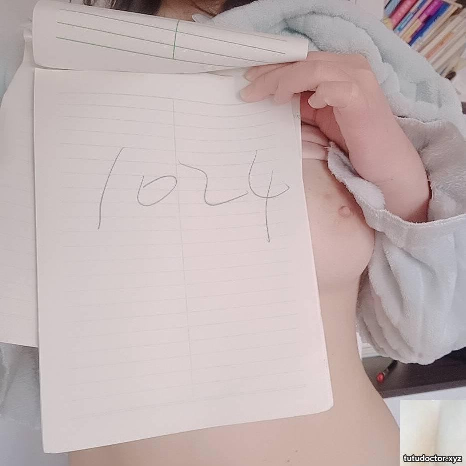 The nipples are soft, waxy and sweet, and the vagina is gurgling · photo 12 of 17