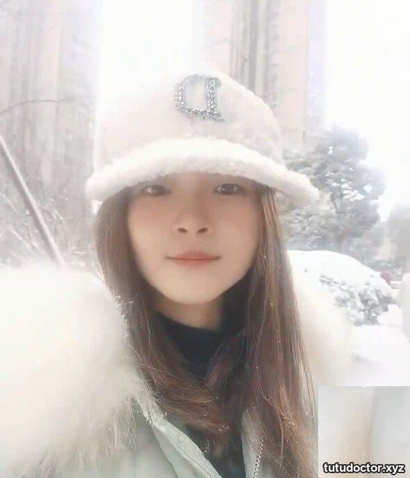 Internet celebrity with slim figure and super beauty