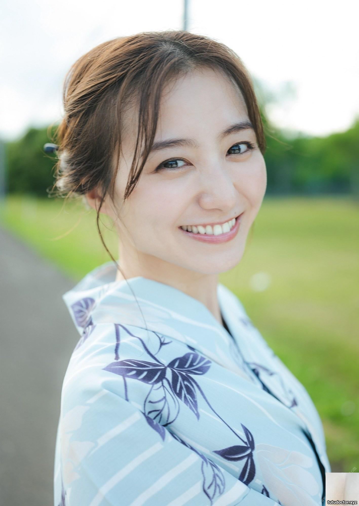 The temperamental elder sisters sweet smile makes people · photo 9 of 9