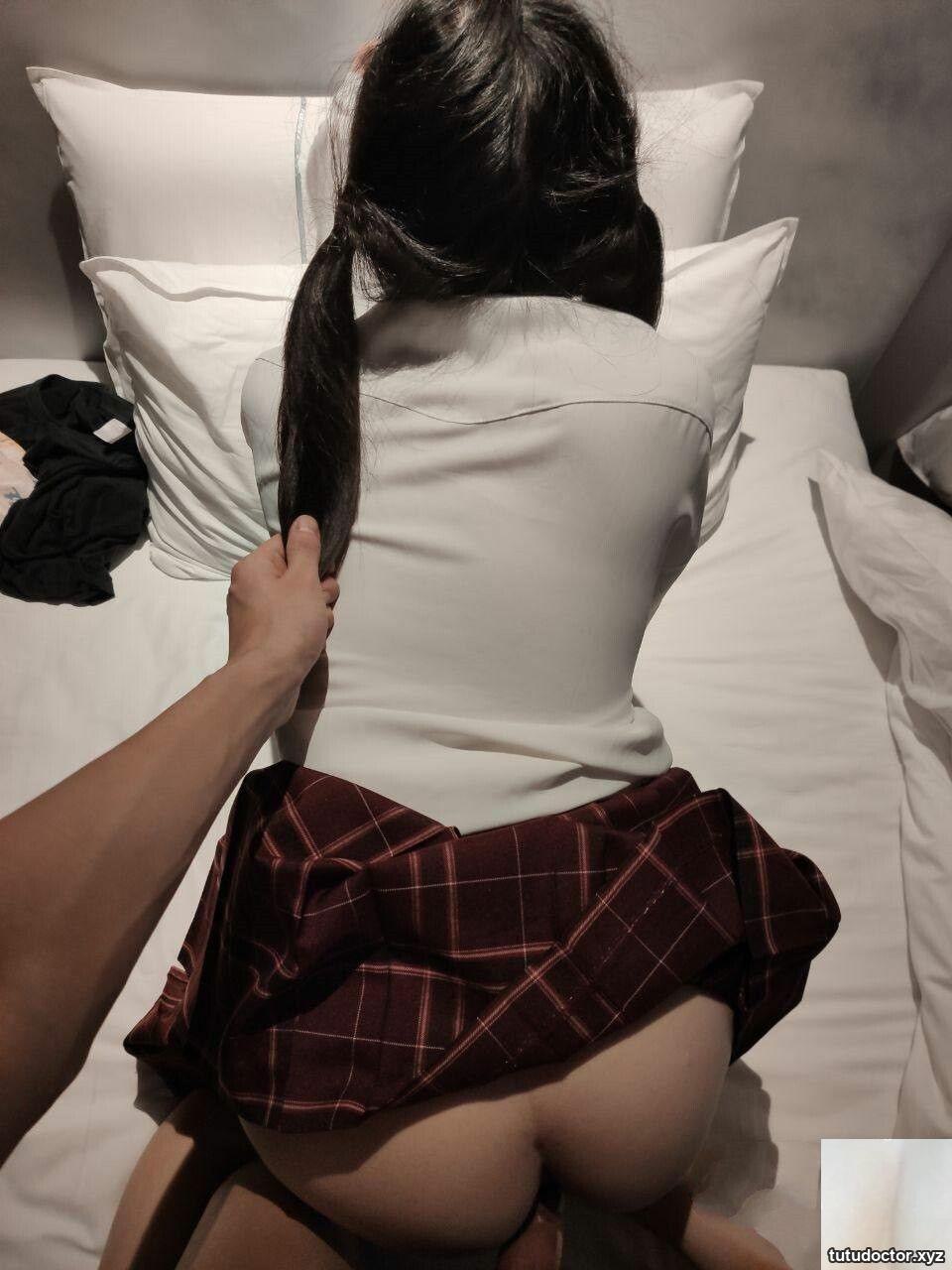 Hot girl brings her own toys · photo 4 of 18