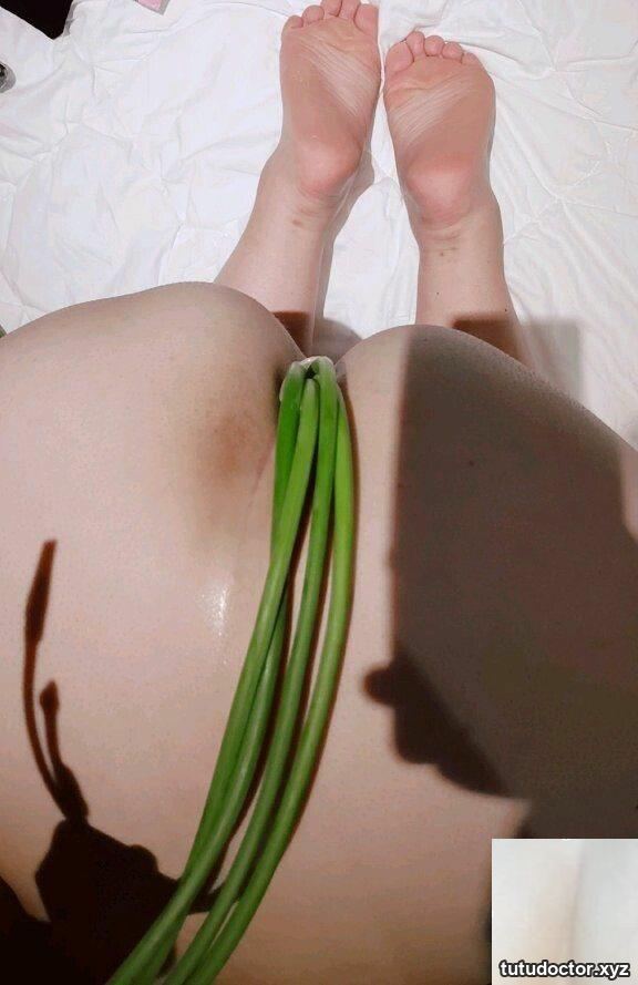 Hot girl brings her own toys · photo 16 of 18