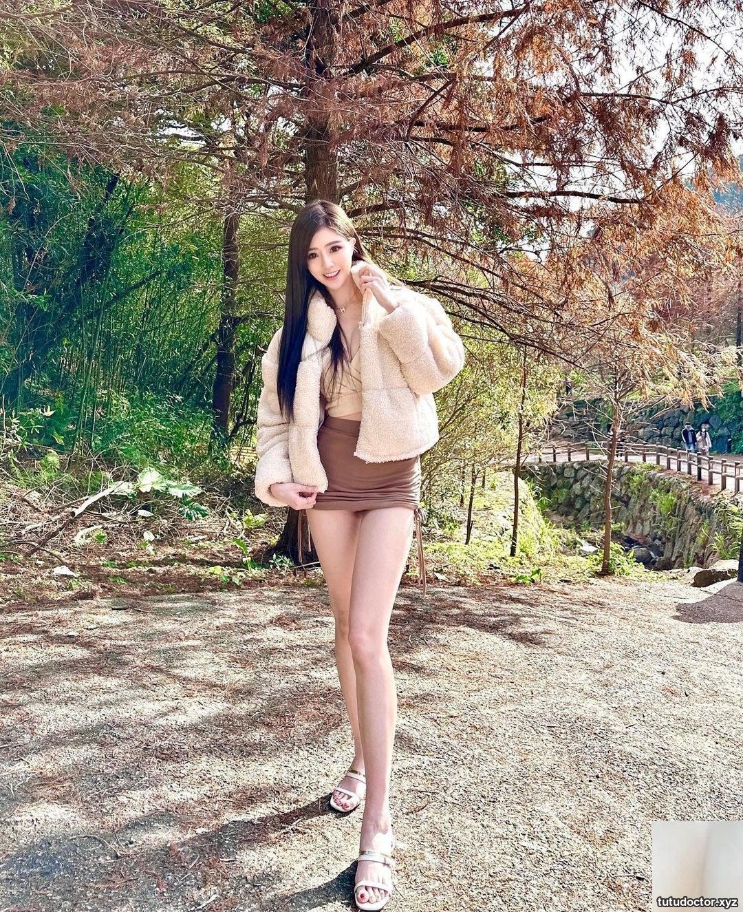 The long-legged beauty Vivil has a slender figure and good · photo 6 of 10
