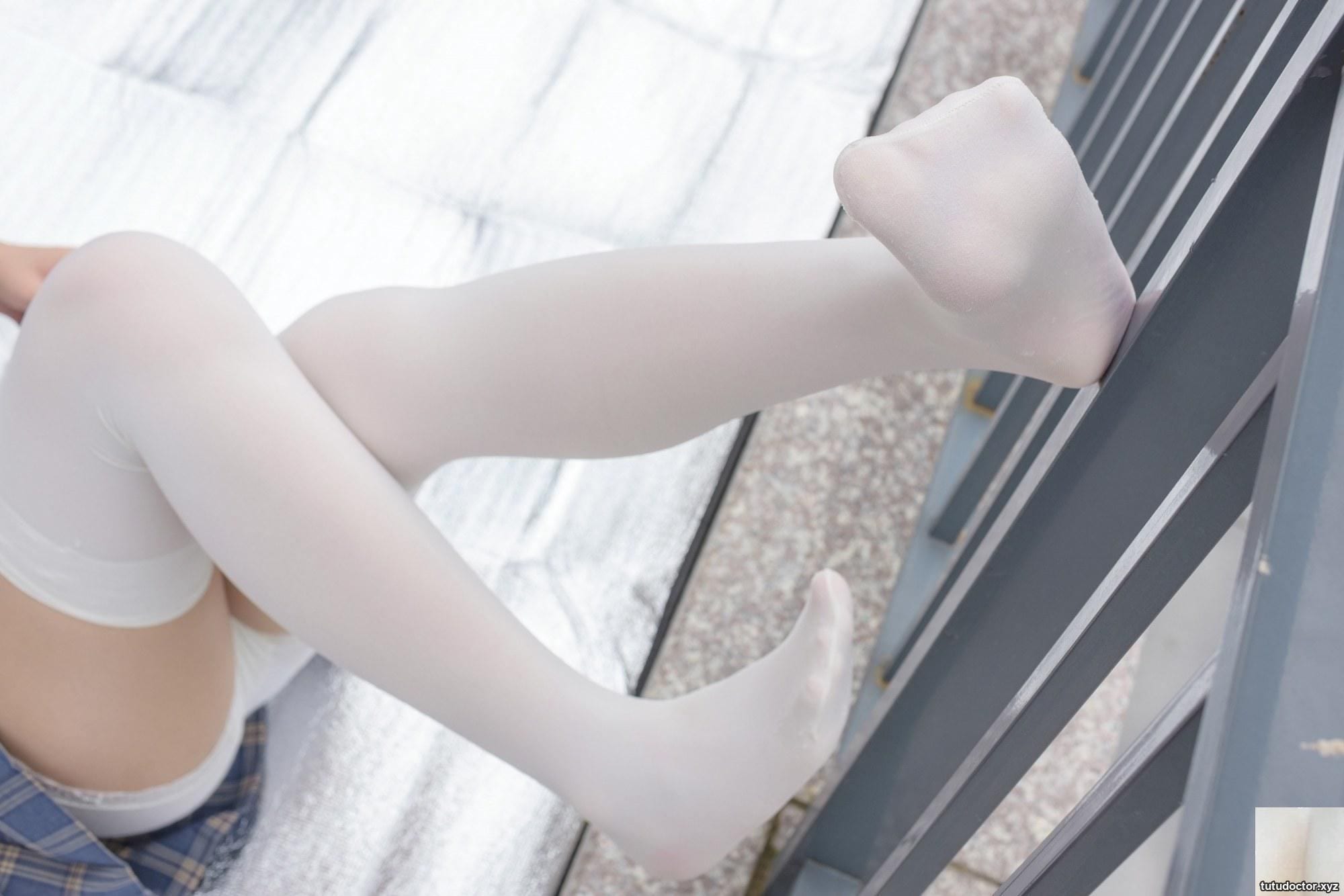 Pleated skirt, white silk and beautiful feet · photo 69 of 88