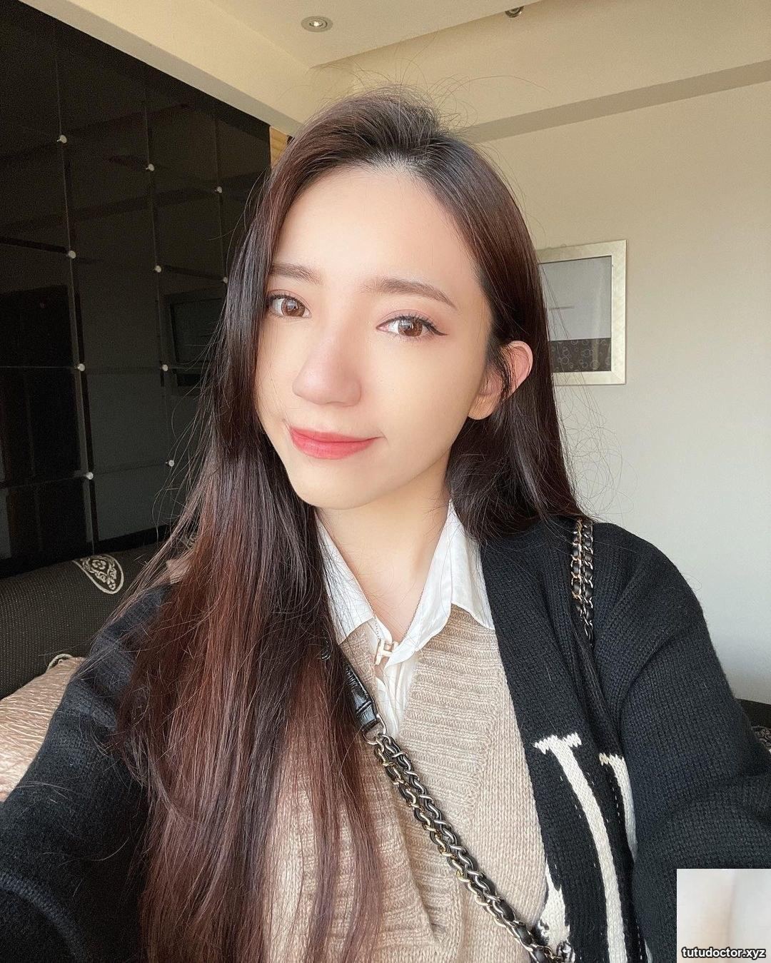 Photos of the good-looking fair-skinned girl Siyu Jessie with · photo 2 of 10