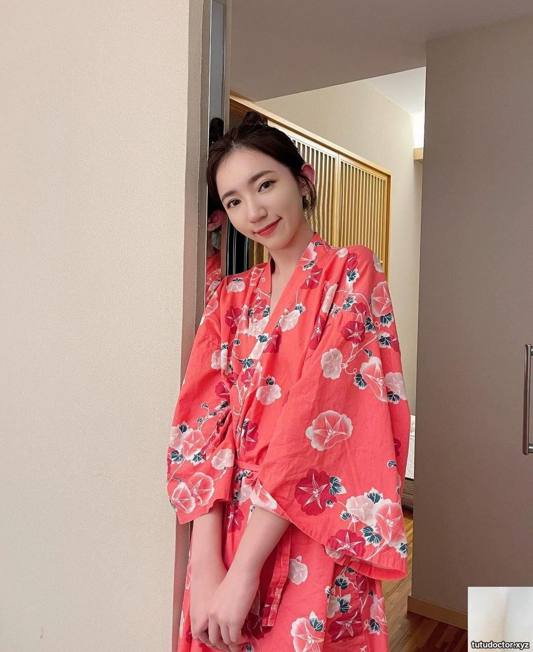 Photos of the good-looking fair-skinned girl Siyu Jessie with · photo 3 of 10