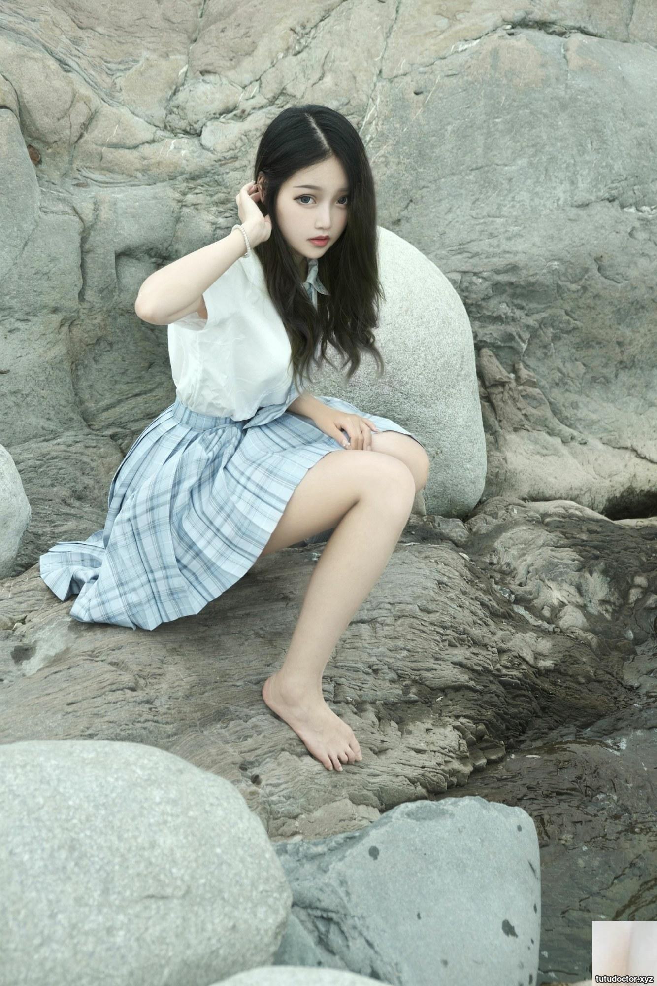 eloise soft – cute girl by the river · photo 14 of 59