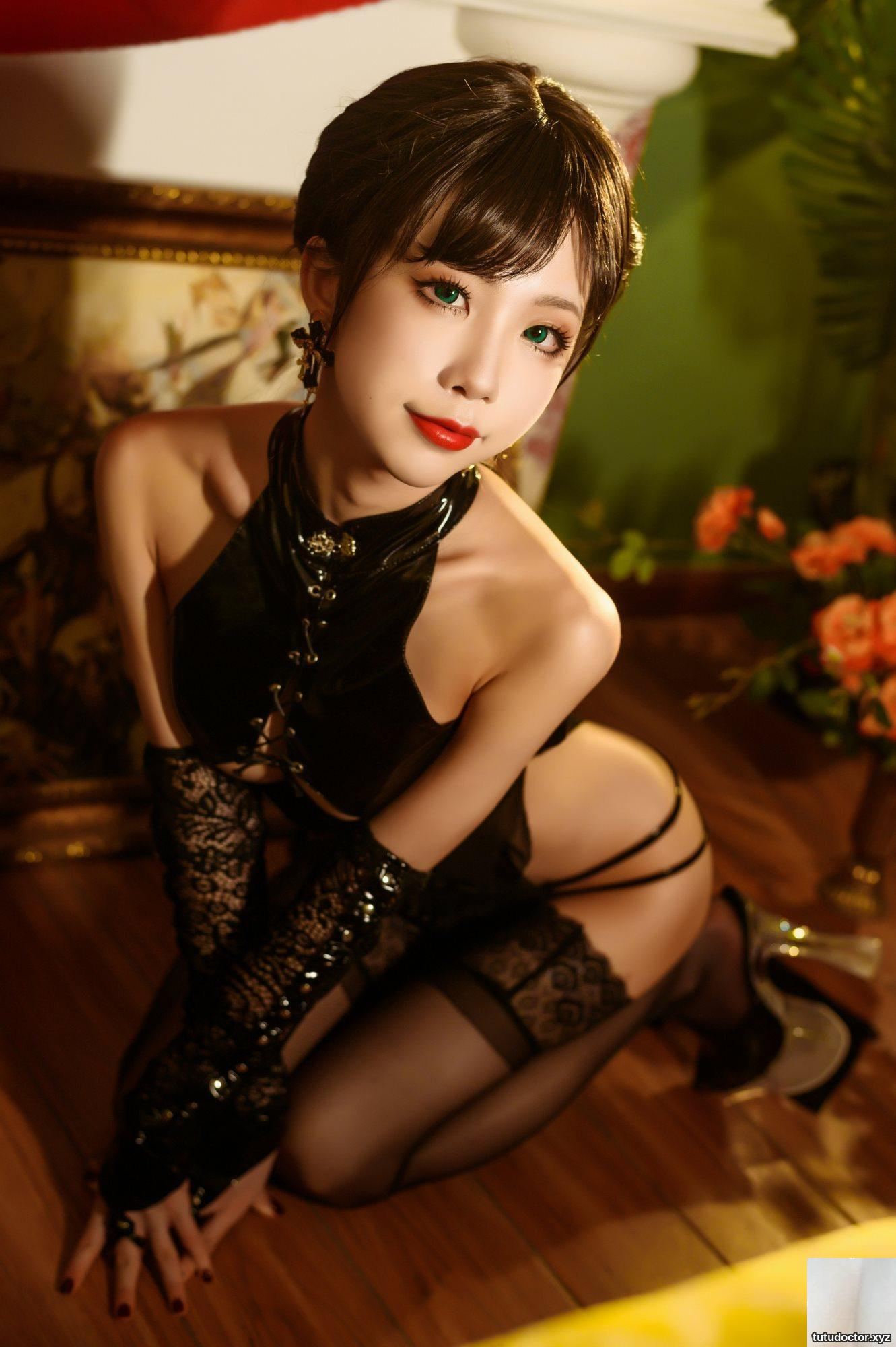 Shui Miao Aquas Black Cheongsam has a beautiful back and pert · photo 10 of 17