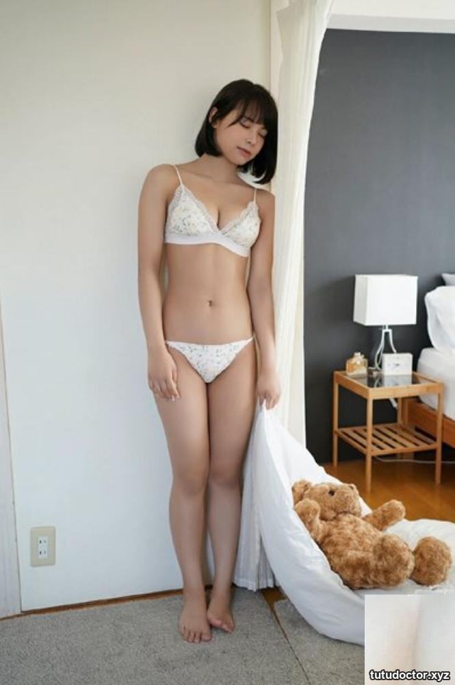 The perfect breast shape and sexy pose are so hot · photo 23 of 25