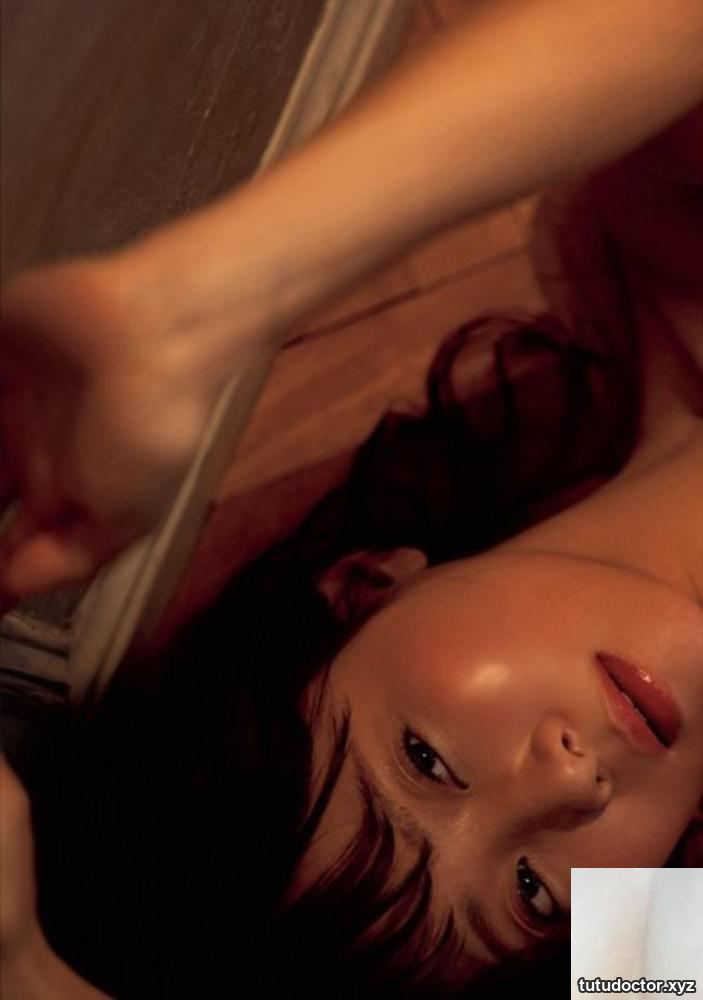 The exposed side of the figure and the waistline are so charming · photo 7 of 9