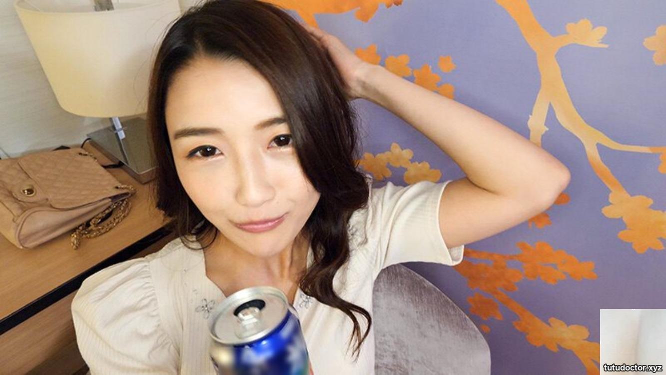 (Slender meat bullet divine ass) A cute lady working at a flower shop, 26 years old, gets seriously cheated on for the first time