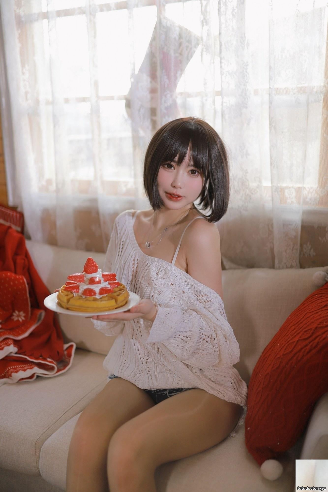 Tina is so charming, a gentle girl with short hair · photo 47 of 52