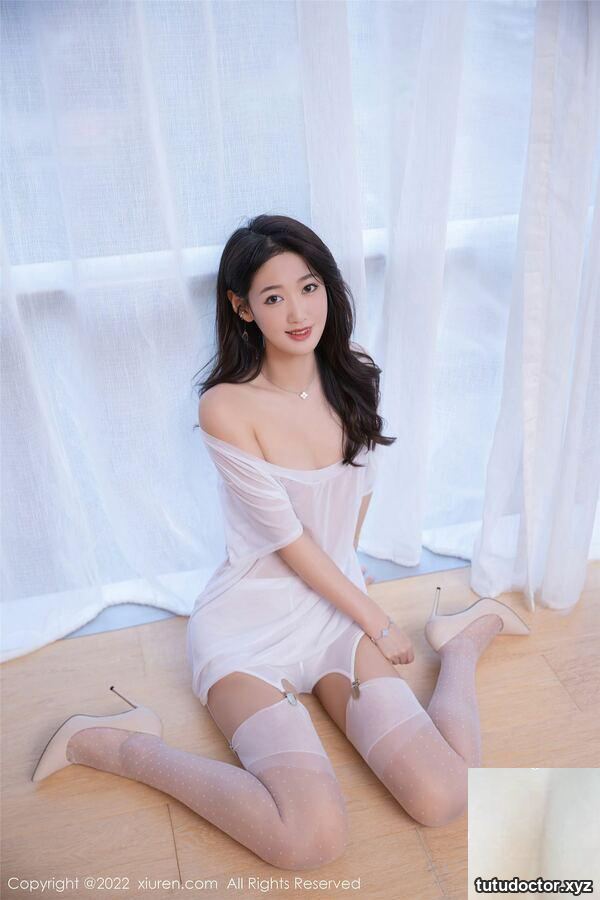 Its so bad. How can I stand pulling my pants like this-Tang Anqi · photo 28 of 84