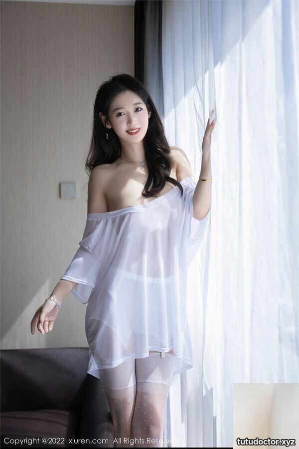 Its so bad. How can I stand pulling my pants like this-Tang Anqi · photo 79 of 84