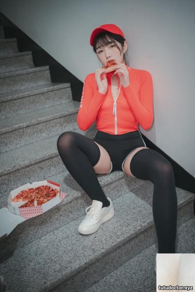 Sonson (손손) Pizza Girl reveals white underwear which is · photo 8 of 70