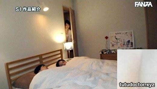 Sayaka Otoshiro: Even though my girlfriend is next to me, he · photo 47 of 60
