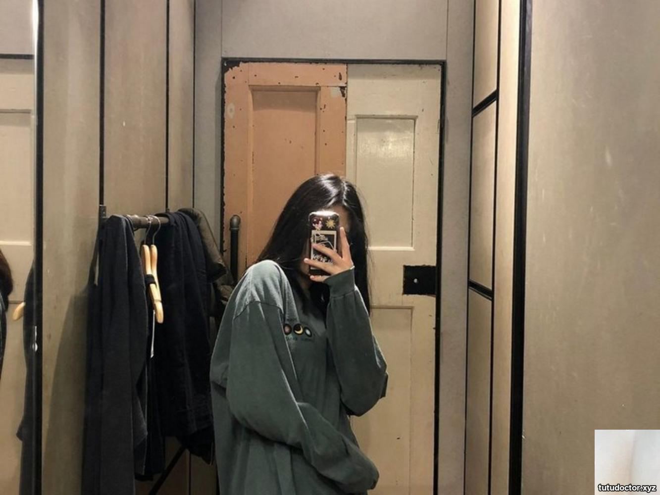 My girlfriend is having sex in the fitting room of the shopping · photo 2 of 11