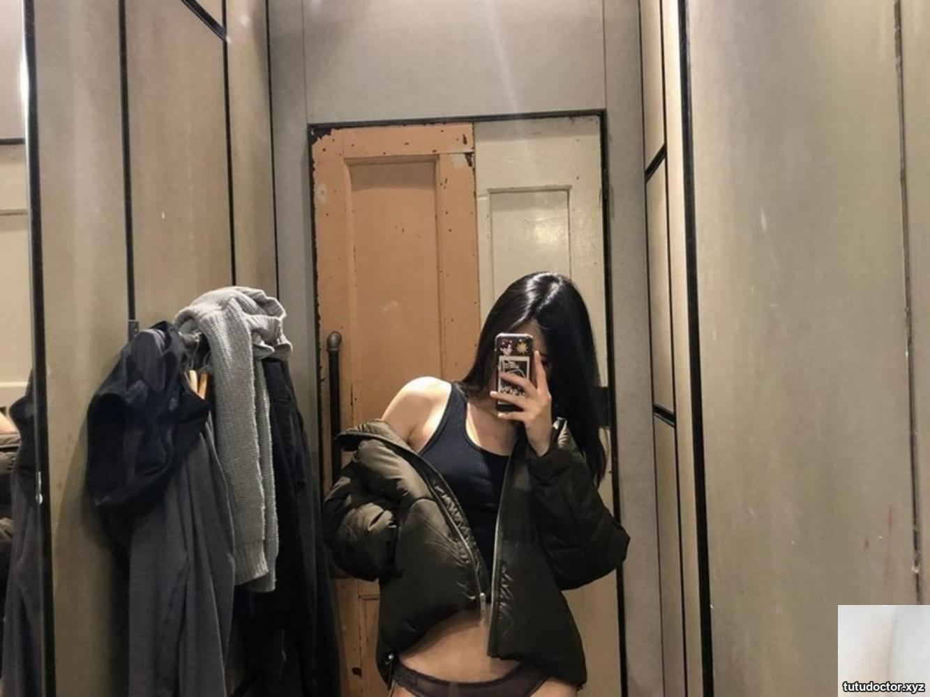 My girlfriend is having sex in the fitting room of the shopping · photo 3 of 11