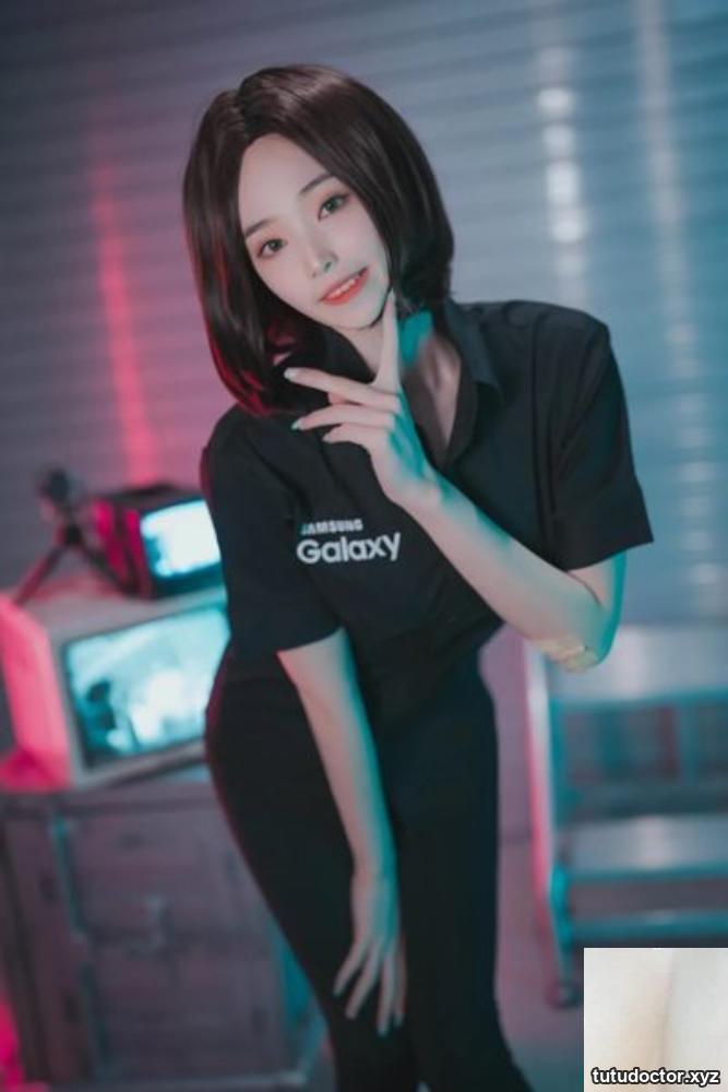 Bambi 밤비 has such an evil figure that people don’t know where to look (54P)