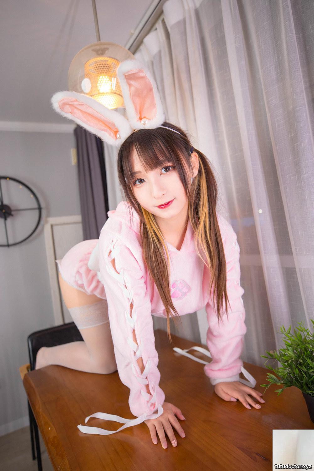 Kanamezaka Mafuyus Pink Bunny Girl Appreciate the beautiful · photo 22 of 44