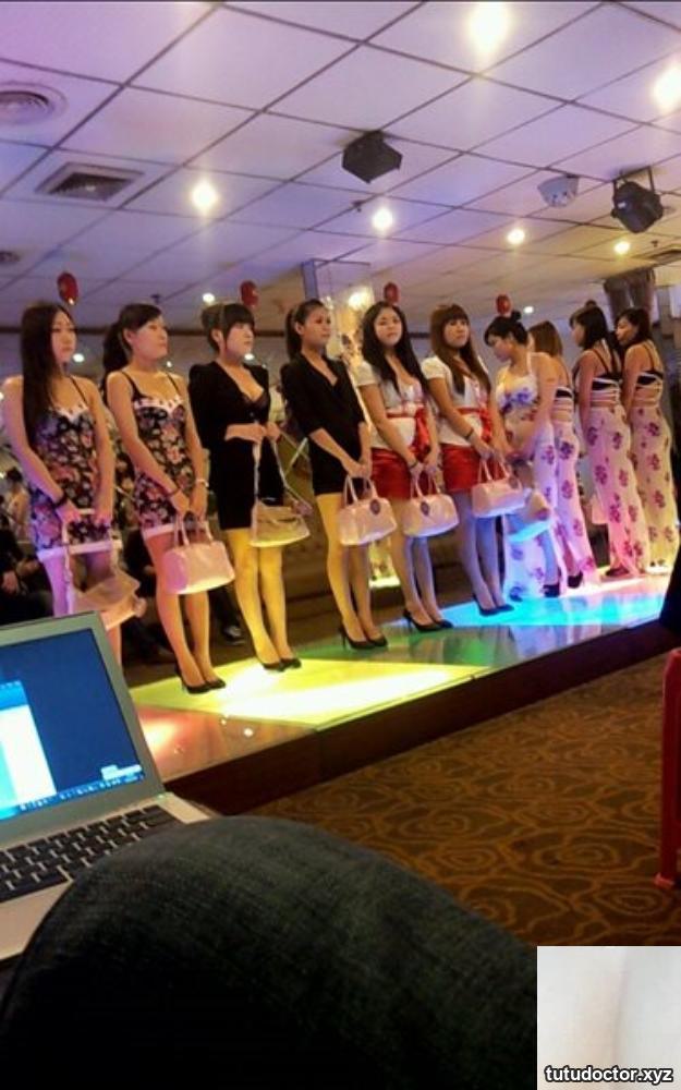 The club ordered a long-legged slut · photo 12 of 19
