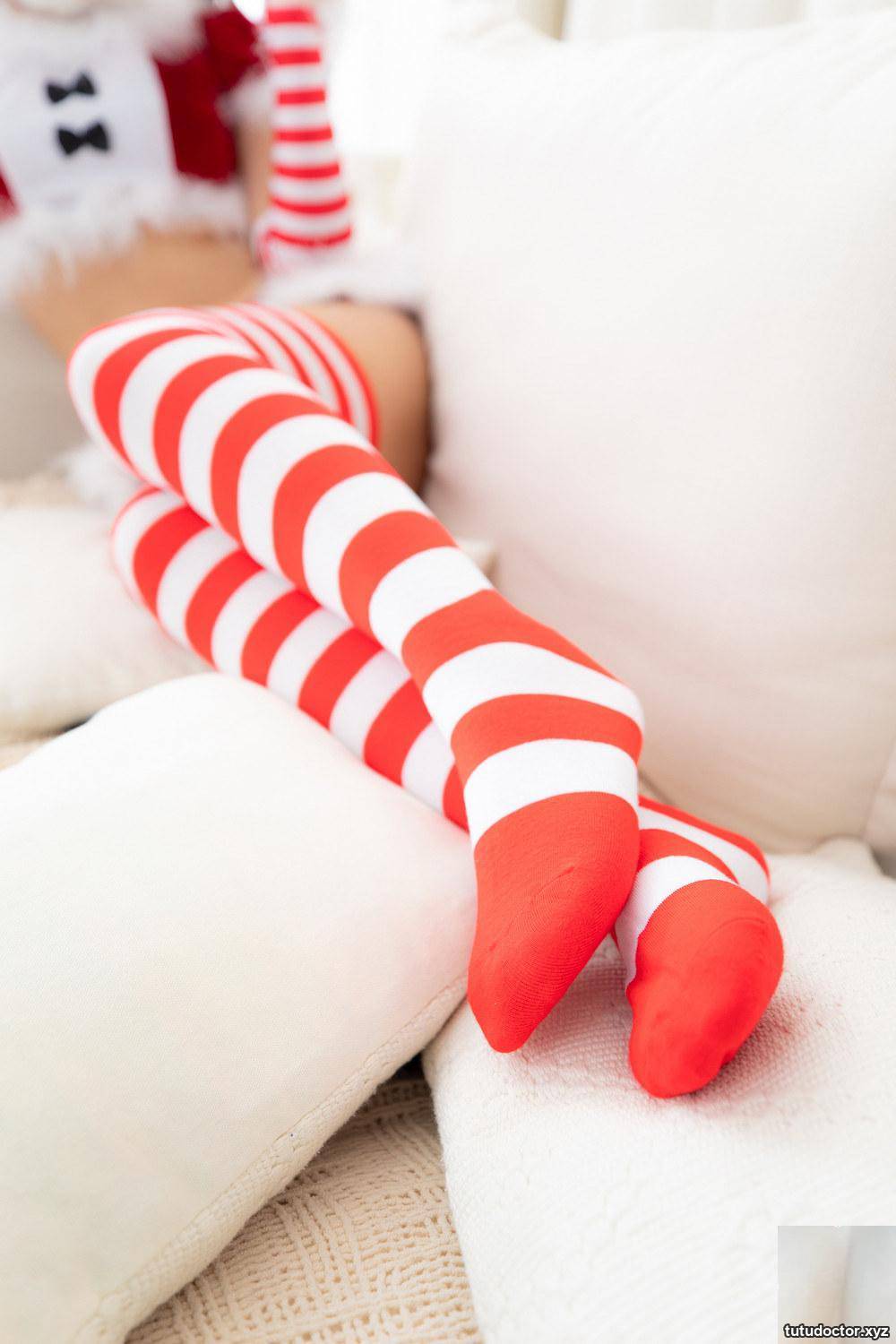 Kanamezaka Mafuyus Christmas Girls 4 red and white striped socks · photo 3 of 73