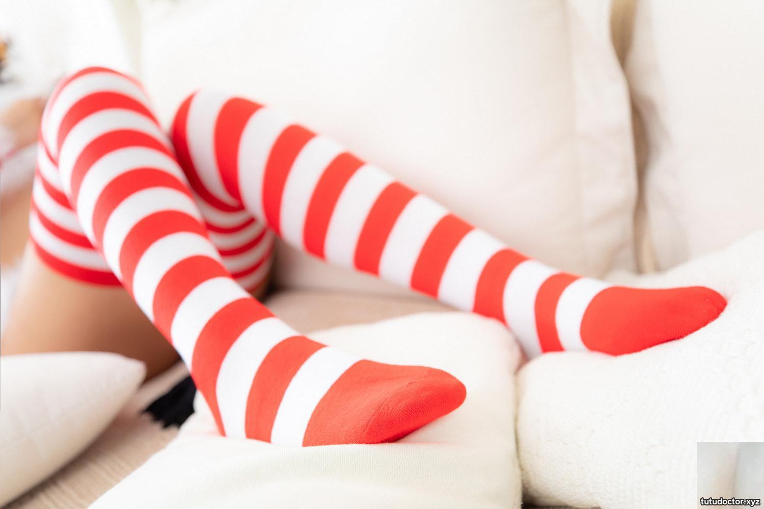 Kanamezaka Mafuyus Christmas Girls 4 red and white striped socks · photo 8 of 73