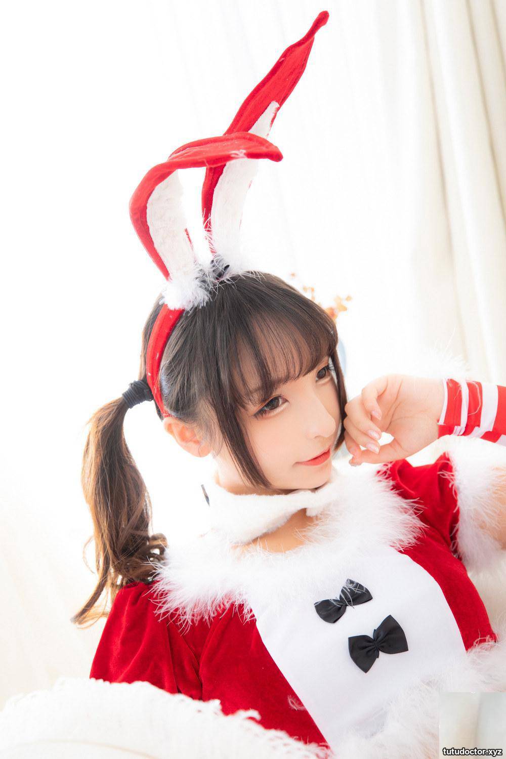 Kanamezaka Mafuyus Christmas Girls 4 red and white striped socks · photo 12 of 73