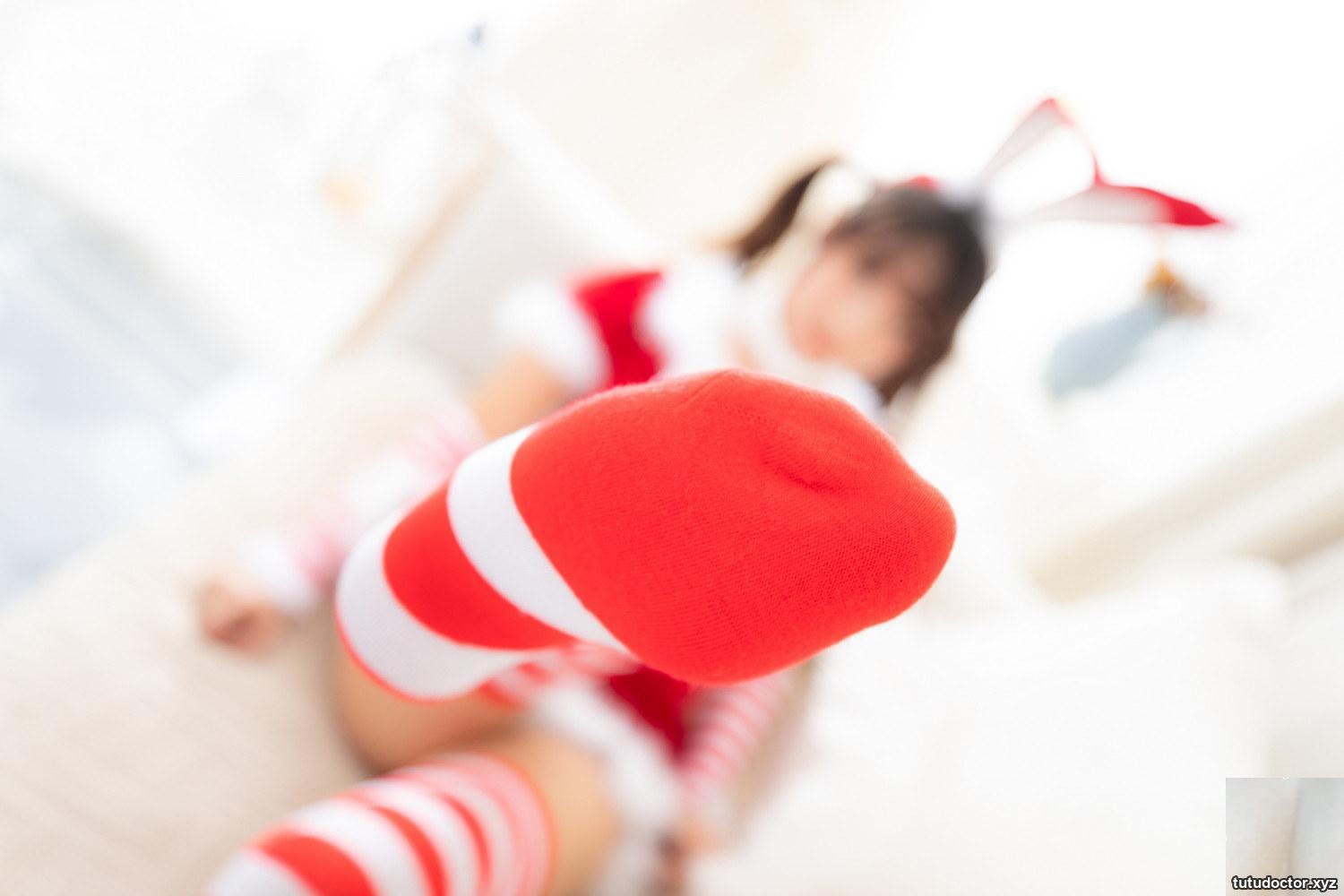 Kanamezaka Mafuyus Christmas Girls 4 red and white striped socks · photo 30 of 73