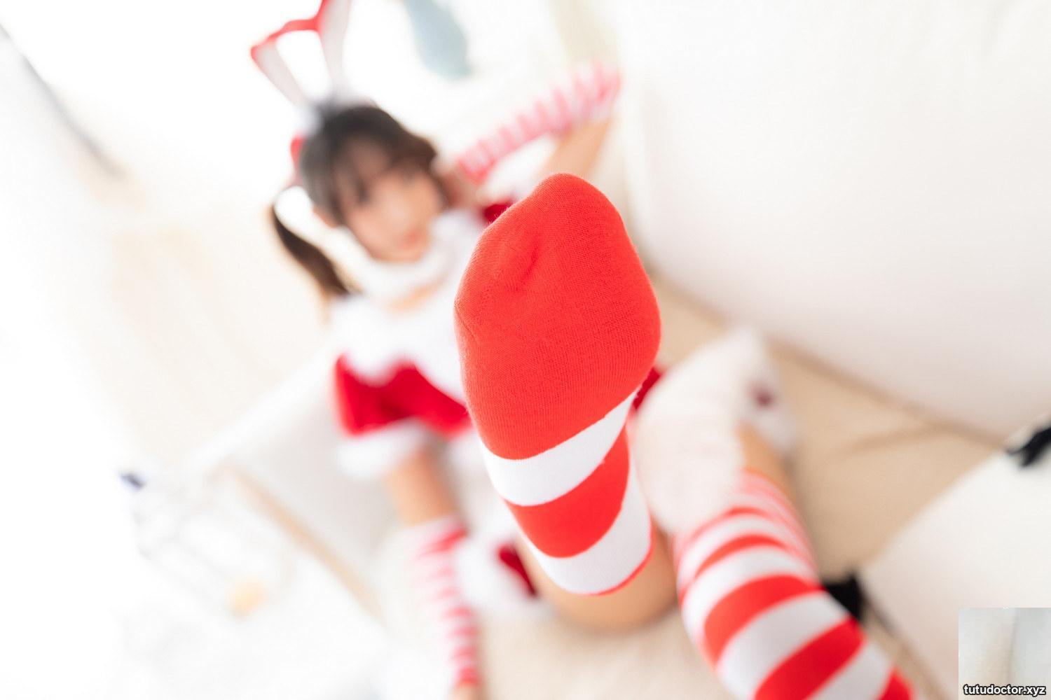 Kanamezaka Mafuyus Christmas Girls 4 red and white striped socks · photo 31 of 73