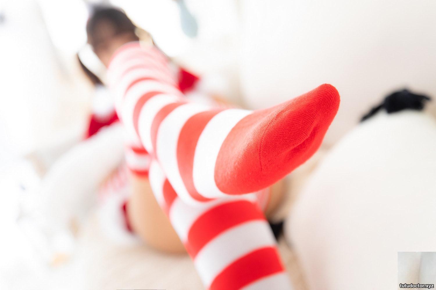 Kanamezaka Mafuyus Christmas Girls 4 red and white striped socks · photo 35 of 73