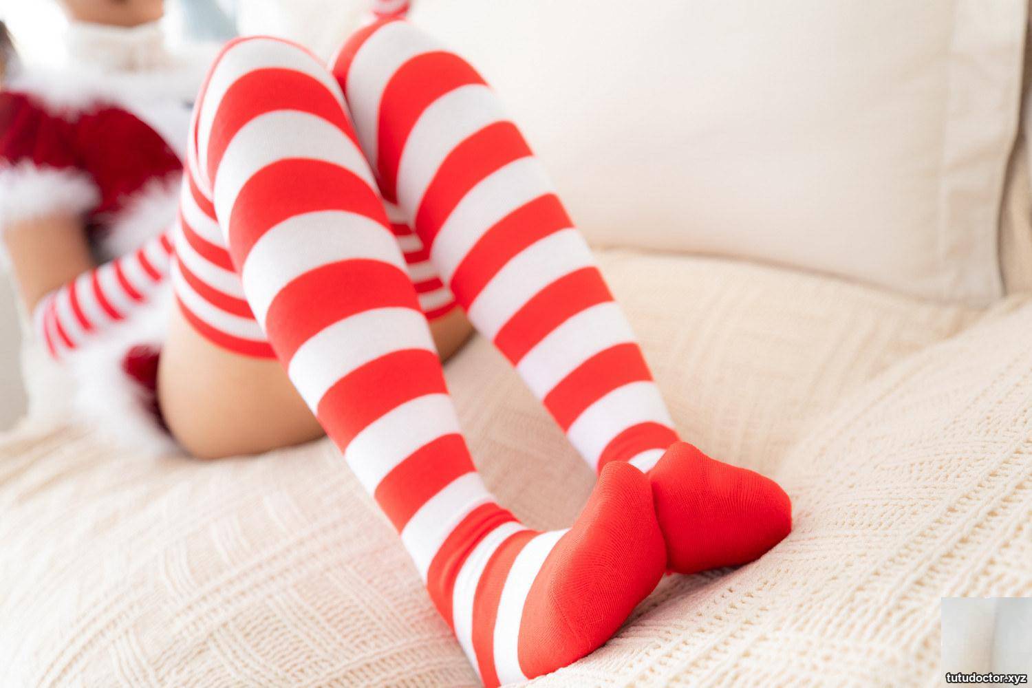 Kanamezaka Mafuyus Christmas Girls 4 red and white striped socks · photo 43 of 73