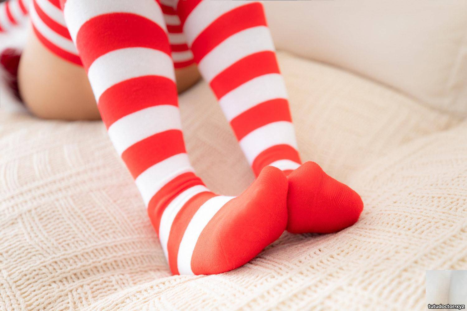 Kanamezaka Mafuyus Christmas Girls 4 red and white striped socks · photo 44 of 73