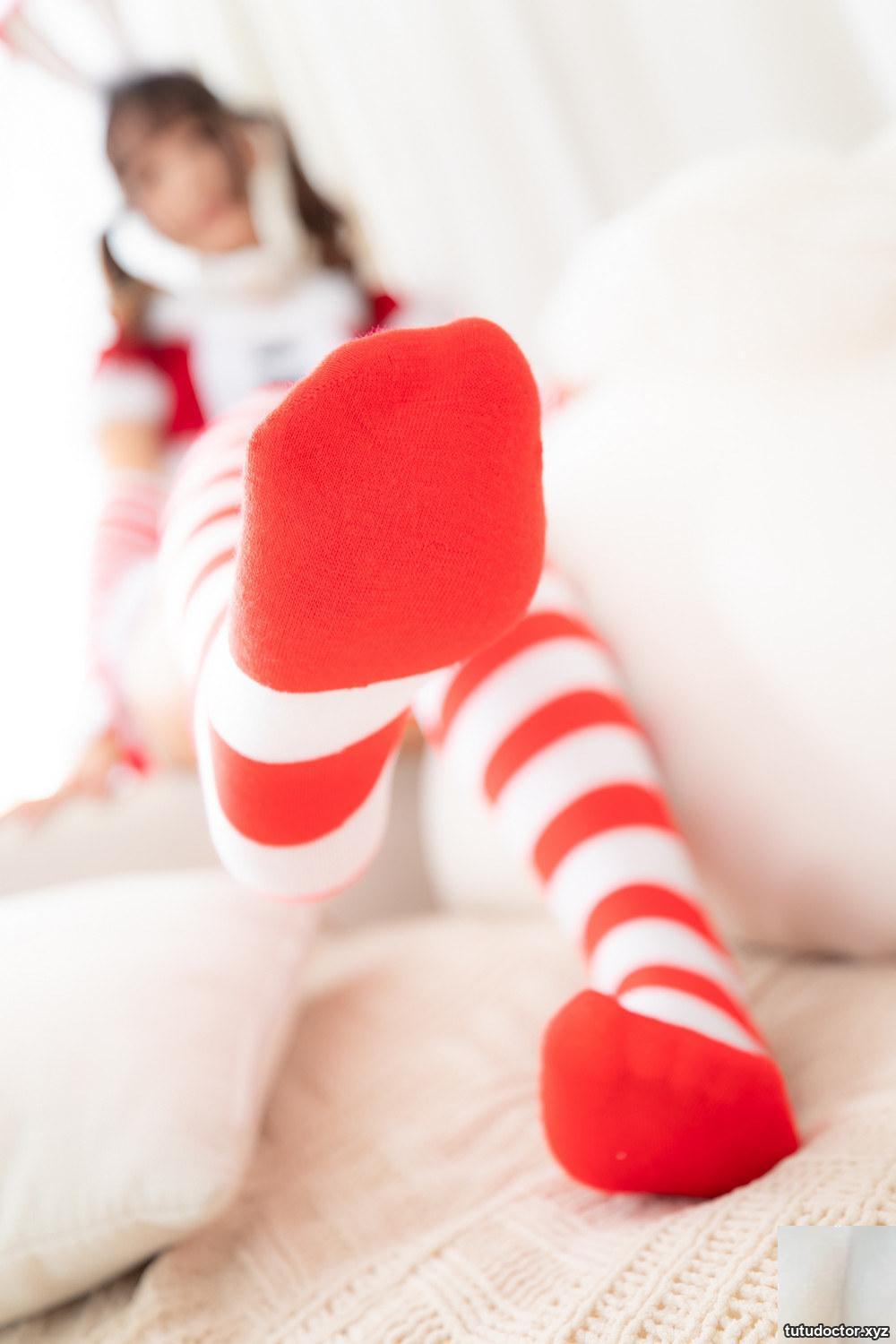 Kanamezaka Mafuyus Christmas Girls 4 red and white striped socks · photo 70 of 73