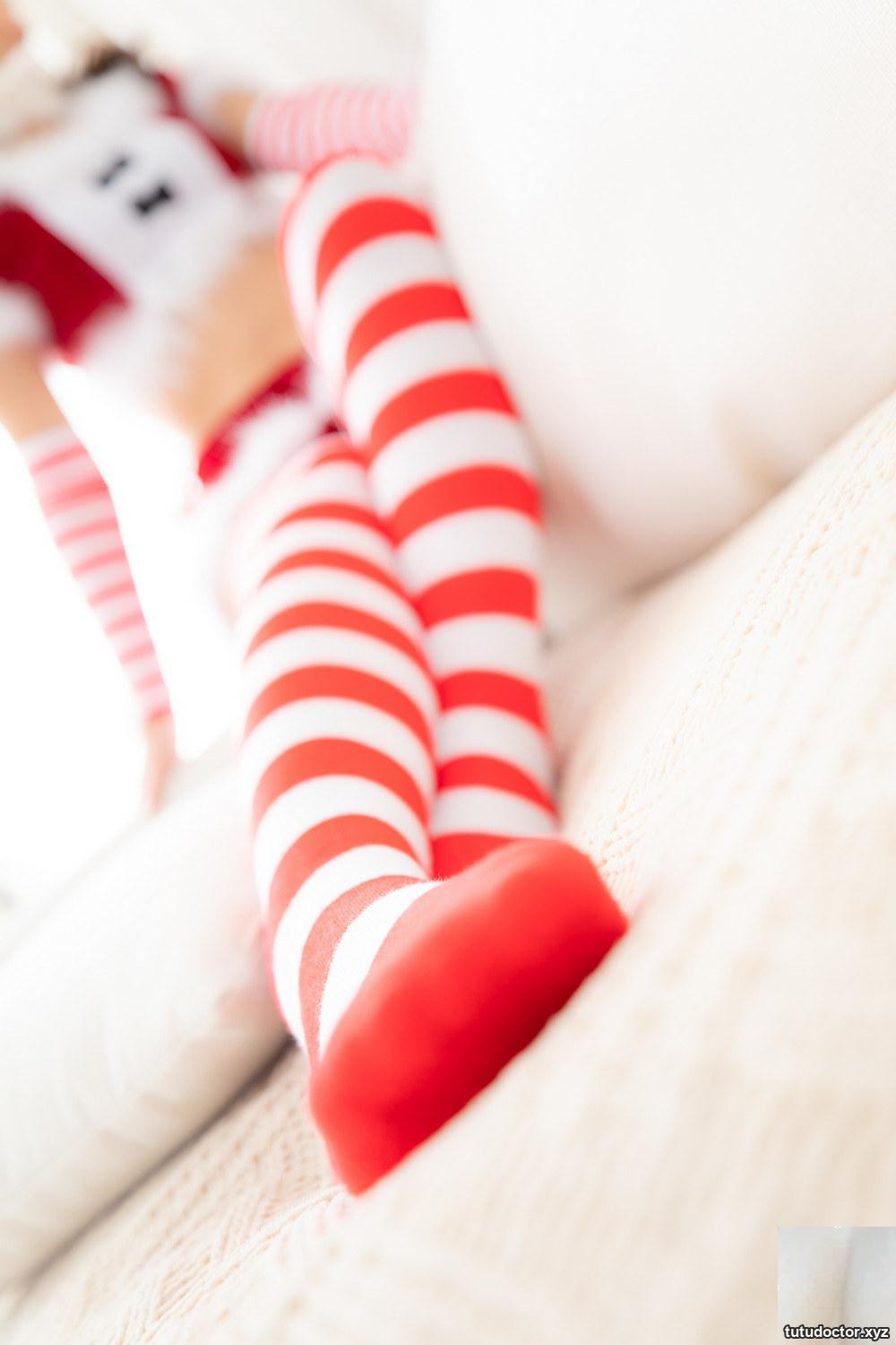 Kanamezaka Mafuyus Christmas Girls 4 red and white striped socks · photo 71 of 73
