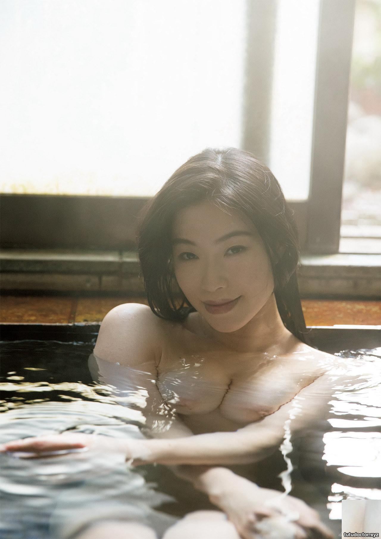 The big breasts are liberated…the bathing scene is exciting to · photo 15 of 21