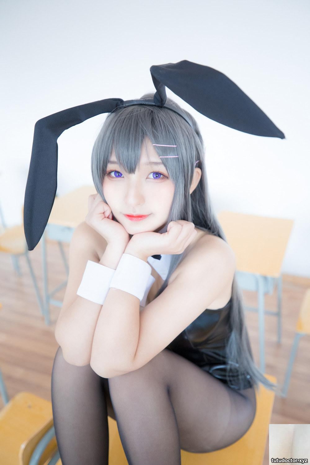 A closer look at the incredible long legs of Mafuyu Kamakusaka · photo 22 of 75