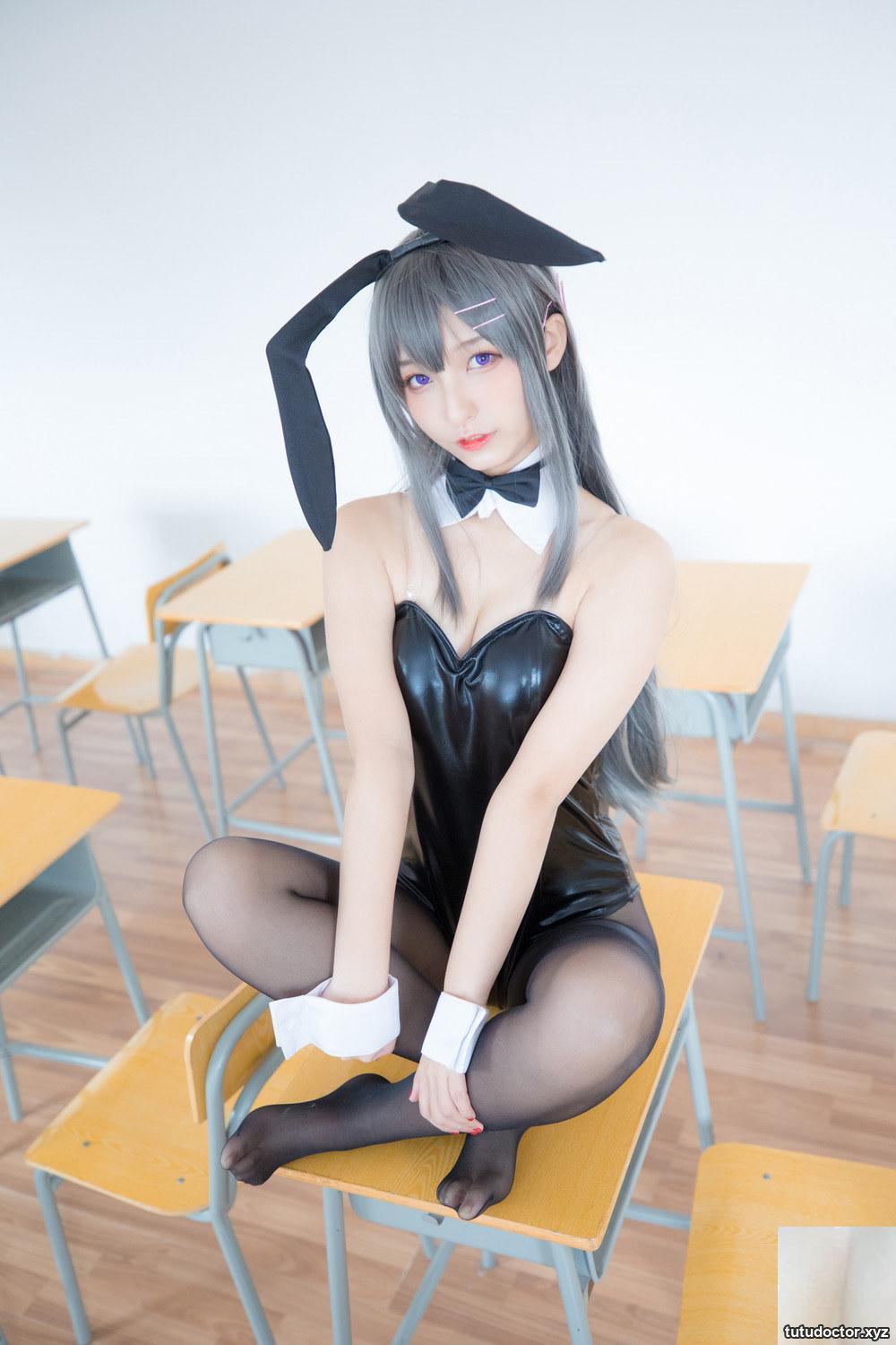 A closer look at the incredible long legs of Mafuyu Kamakusaka · photo 24 of 75