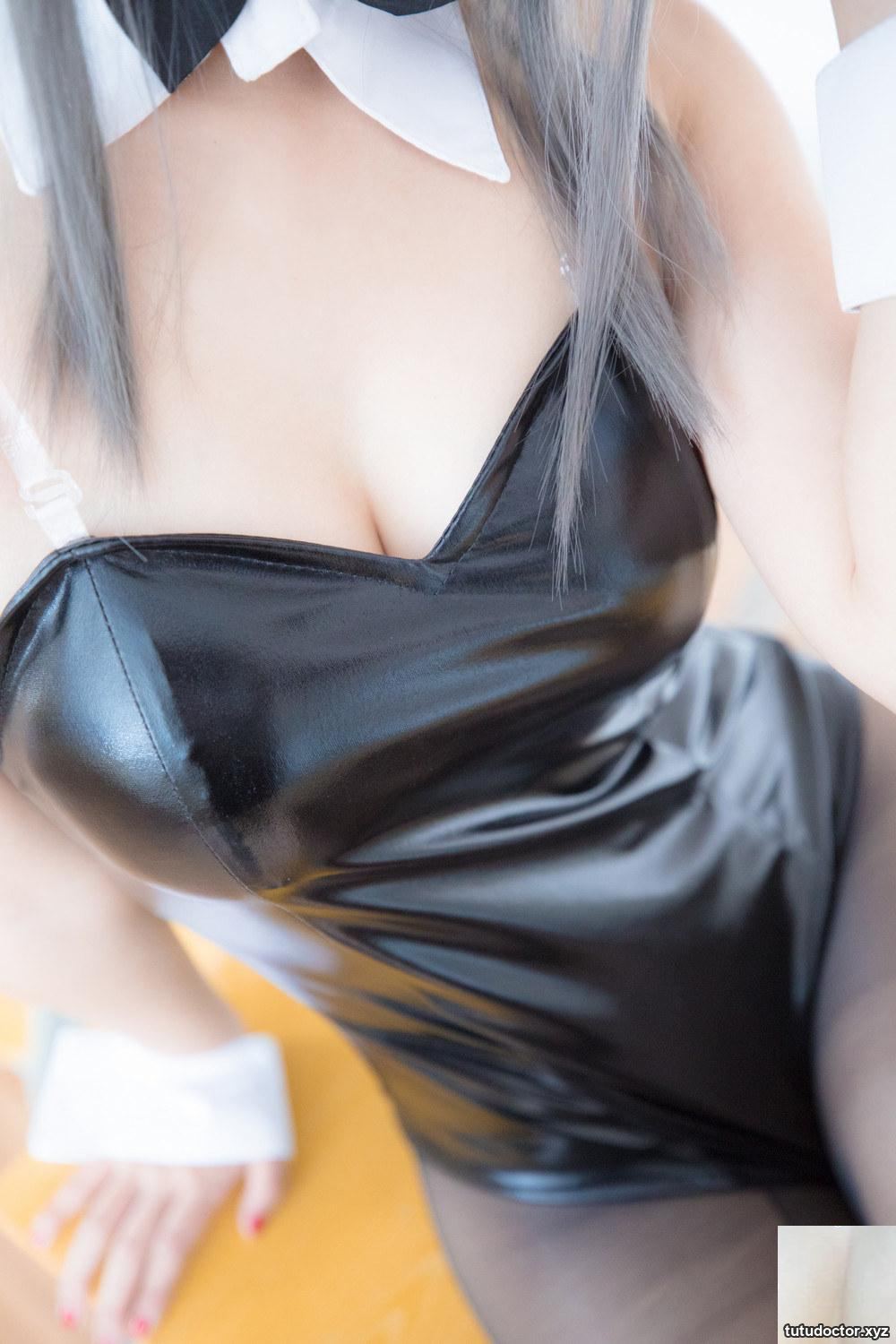 A closer look at the incredible long legs of Mafuyu Kamakusaka · photo 25 of 75