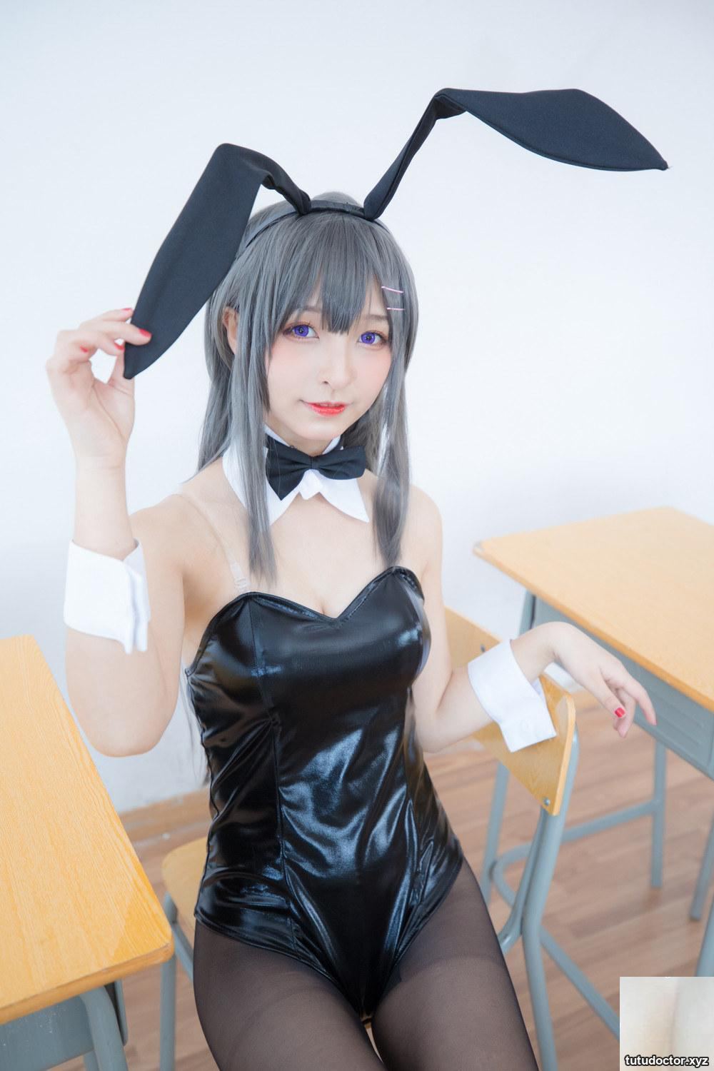 A closer look at the incredible long legs of Mafuyu Kamakusaka · photo 32 of 75