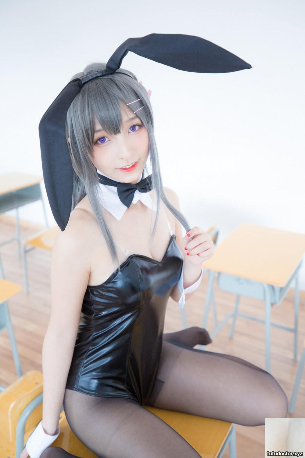 A closer look at the incredible long legs of Mafuyu Kamakusaka · photo 33 of 75
