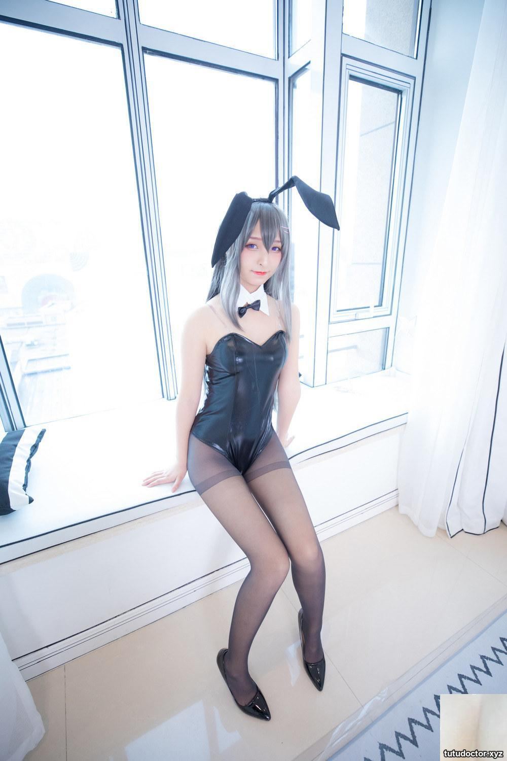 A closer look at the incredible long legs of Mafuyu Kamakusaka · photo 36 of 75