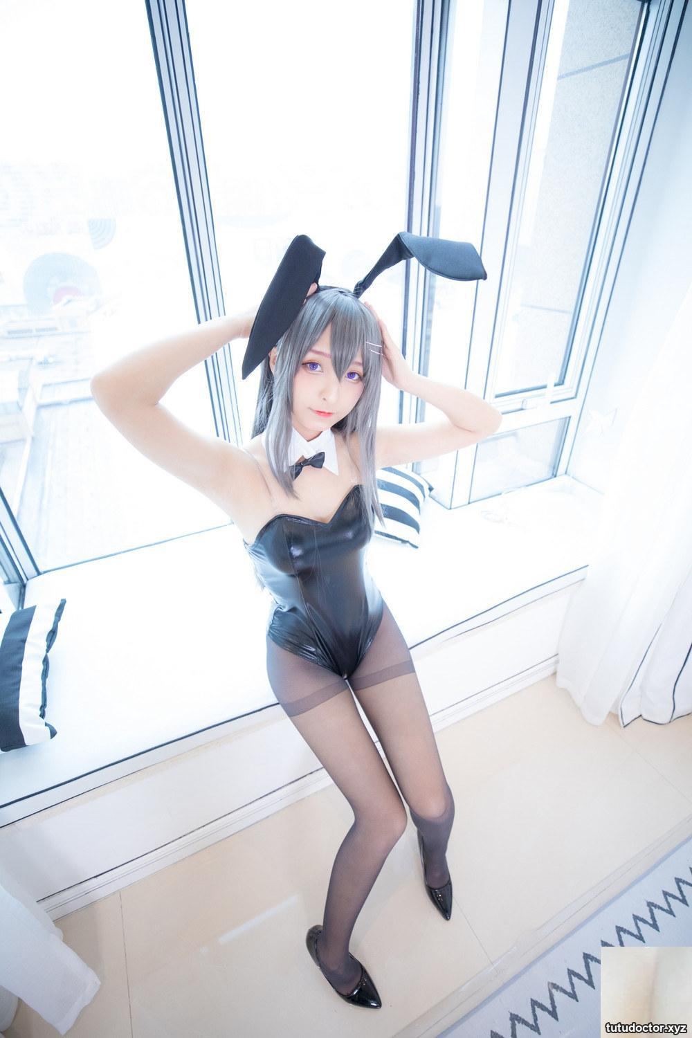 A closer look at the incredible long legs of Mafuyu Kamakusaka · photo 37 of 75