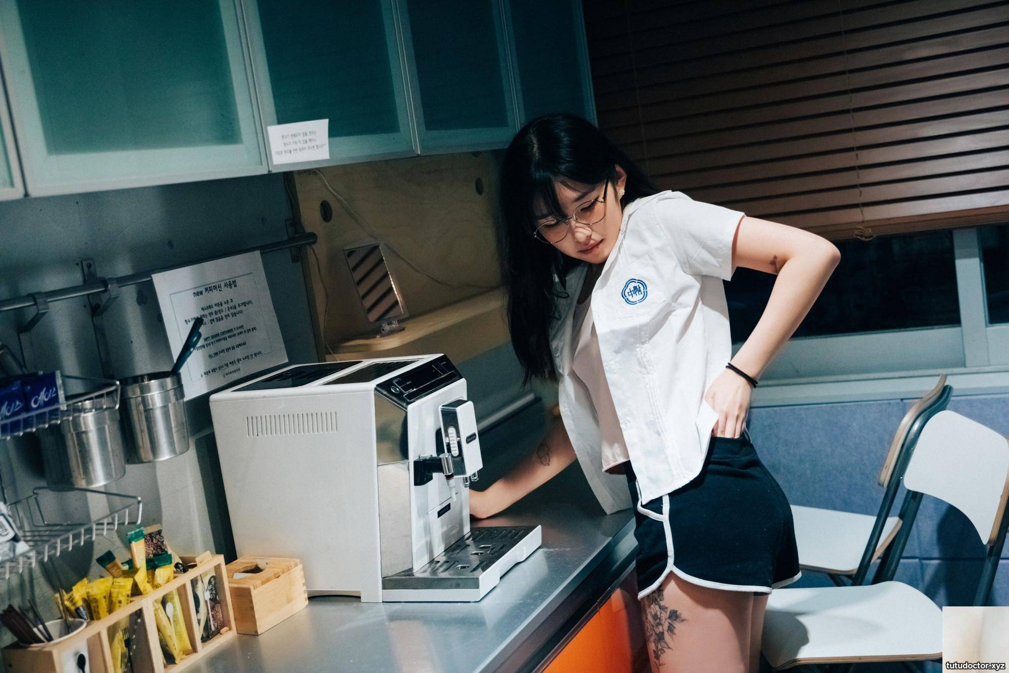 Sonson (손손) “Library Girl 2” exposes her tender breasts and makes it difficult to concentrate