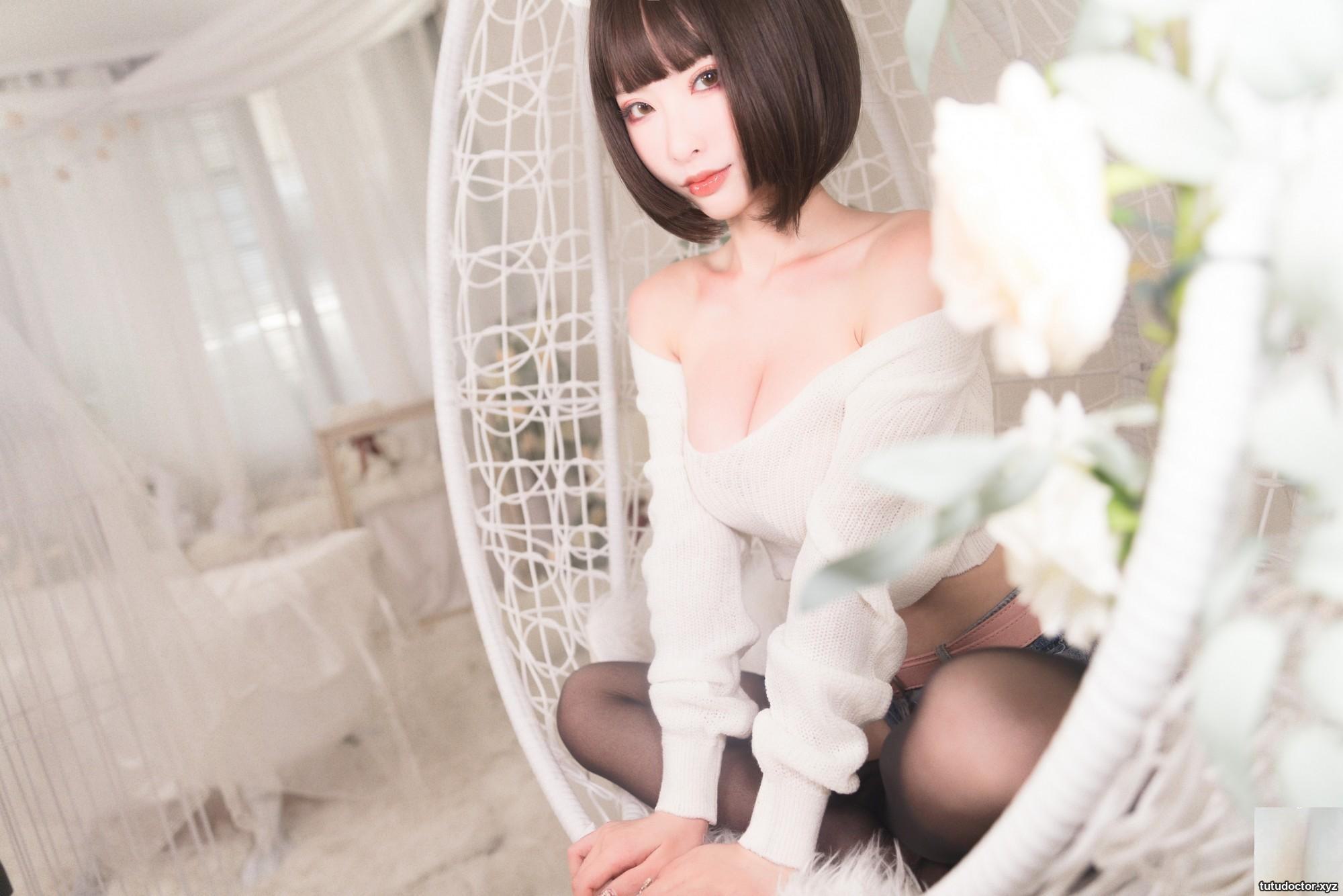 Shimizu Yunos White Sweater exposes the southern hemisphere and · photo 28 of 32