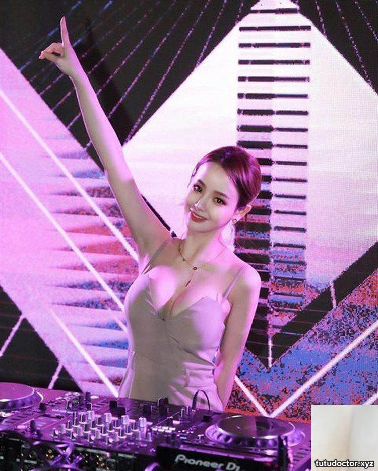 Super foul DJ Veena has round and beautiful breasts, her smile · photo 5 of 22