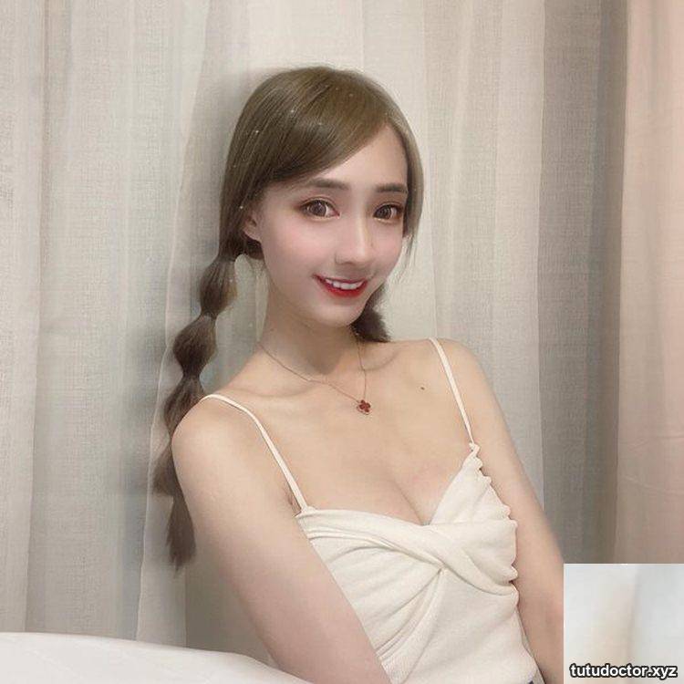 The top goddess “Ga Lin” has white tender breasts filling the screen, her “thin waist curve” is hot and attractive, and her “unnaturally long legs” are unscientific