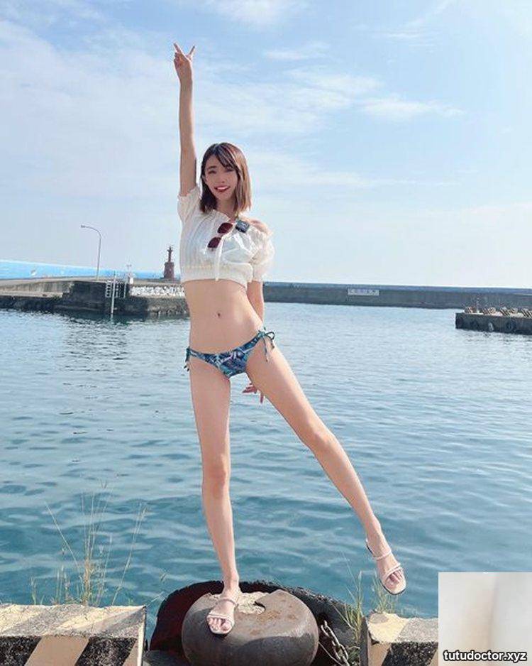 The top goddess Ga Lin has white tender breasts filling the · photo 9 of 10